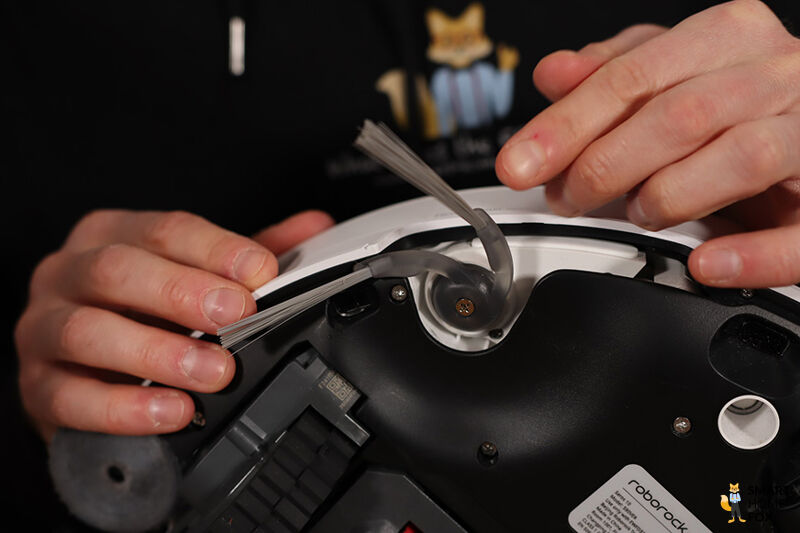 Roborock Saros 10 Seitenbuerste in der Nahaufnahme